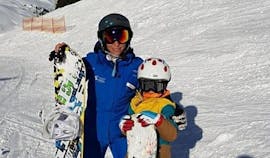 Ein Kind und sein Lehrer haben beim privaten Snowboardkurs für alle Levels mit der Schneesportschule Wildkogel viel Spaß.