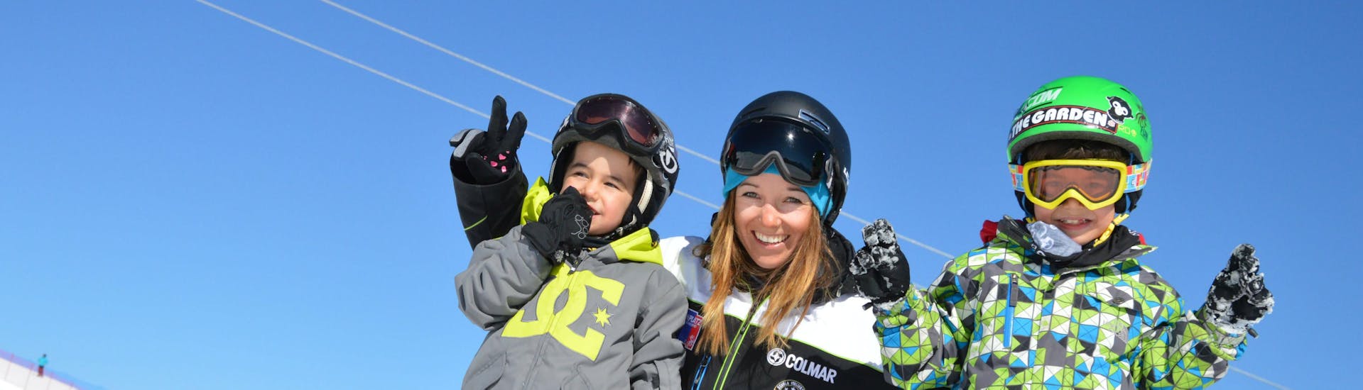 Twee blije kinderen tijdens de privé skilessen voor kinderen en tieners met Cimaschool Plan de Corones. 