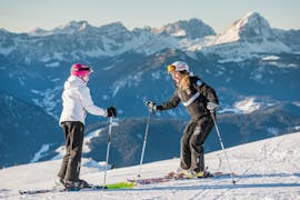 Un enfant téméraire pendant le cours particulier de ski pour enfants avec Cimaschool Plan de Corones.