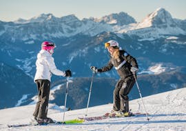Un enfant téméraire pendant le cours particulier de ski pour enfants avec Cimaschool Plan de Corones.