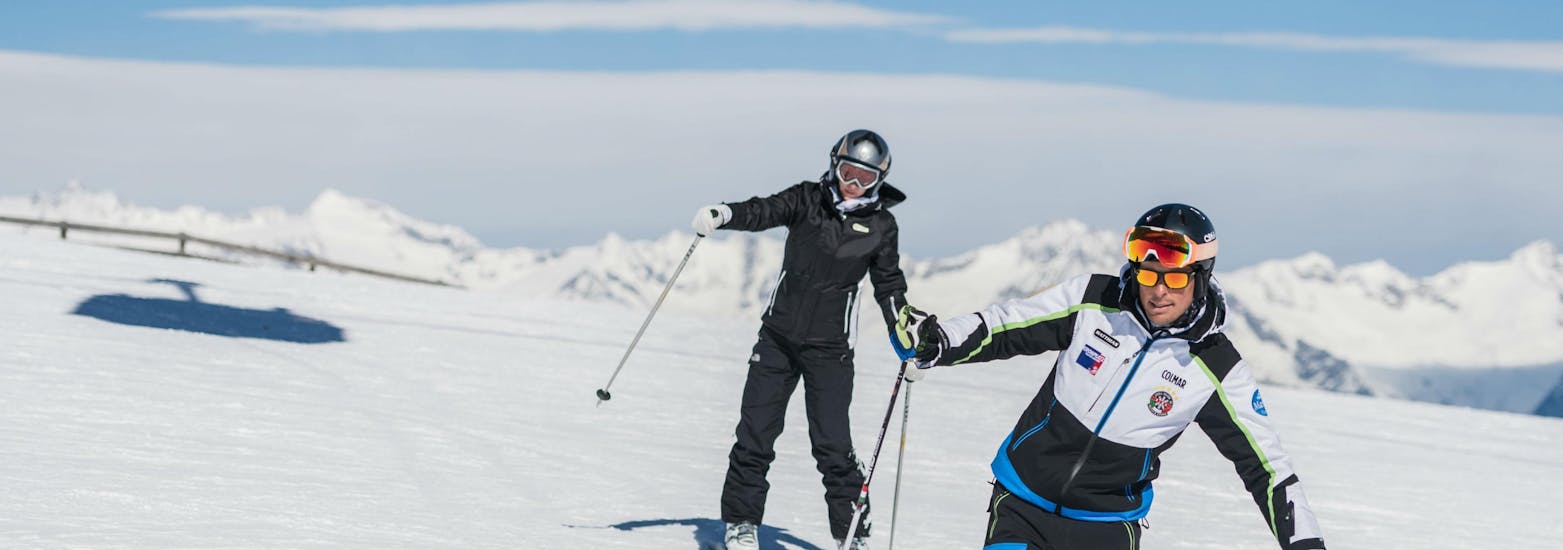 Zwei glückliche Freunde während des Skikurses für Erwachsene für Fortgeschrittene mit der Cimaschool Plan de Corones.