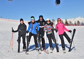A group of friends enjoying the adults ski lessons for advanced with Cimaschool Plan de Corones.