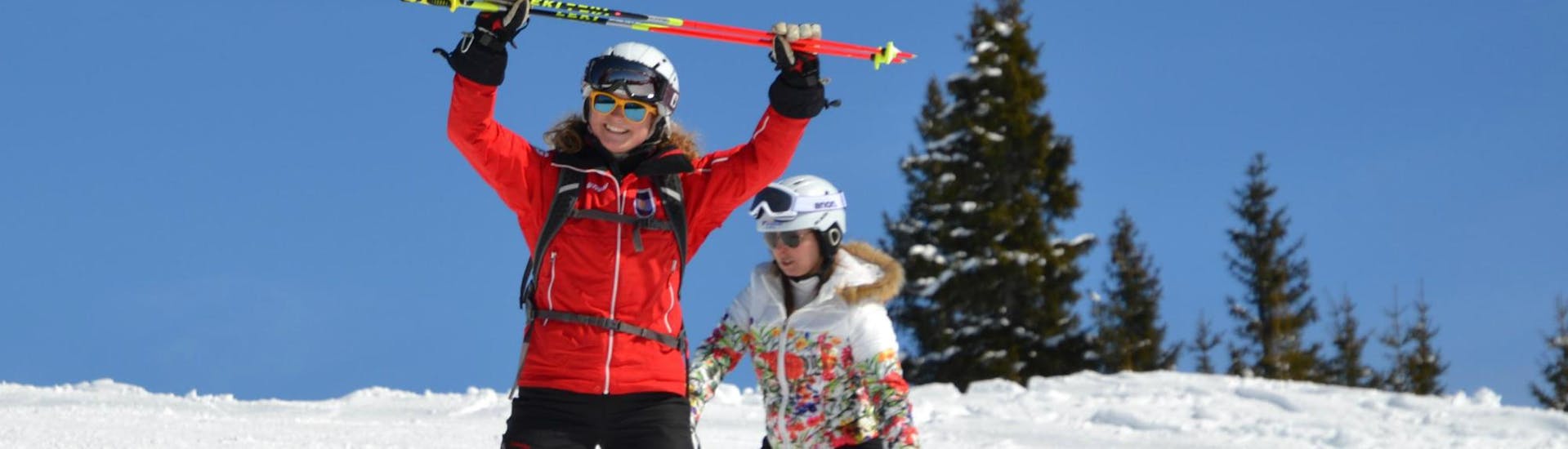 Dans les Cours de ski pour Adultes - Première expérience, le moniteur de l'école de ski Skischule Kitzbühel Rote Teufel montre à un débutant les bases du chasse-neige.
