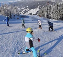 Bambino che inizia le sue avventure sulla neve durante una delle lezioni di sci per bambini per i principianti a Monte Elmo.