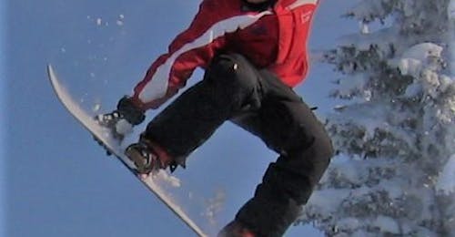 snowboarding-lessons-for-adults-intermediate-skischule-lechner-hero Ein Snowboarder macht bei seinem Snowboardkurs für Erwachsene - Fortgeschritten mit der Skischule Lechner in Zell am Ziller beeindruckende Freestyle Tricks.