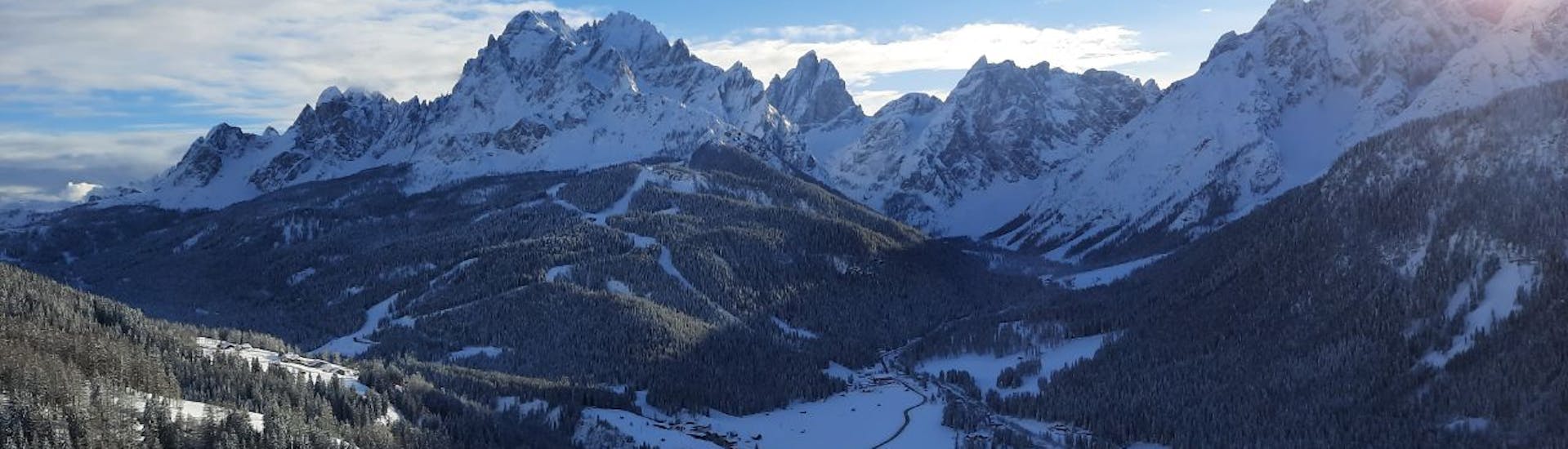 Sole nascente sulle belle montagne del Monte Elmo, ambiente perfetto per una delle lezioni di sci per adulti a tutti i livelli.