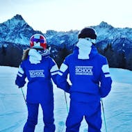Skilehrer, die sich auf einen der privaten Skikurse für Erwachsene für alle Niveaus in Monte Elmo vorbereiten.
