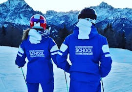 Maestri di sci che si preparano per una delle lezioni private di sci per adulti per tutti i livelli a Monte Elmo.