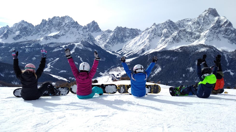 Una bella pausa in cima alle montagne è il modo migliore per concludere una delle lezioni private di snowboard per tutti i livelli ed età.