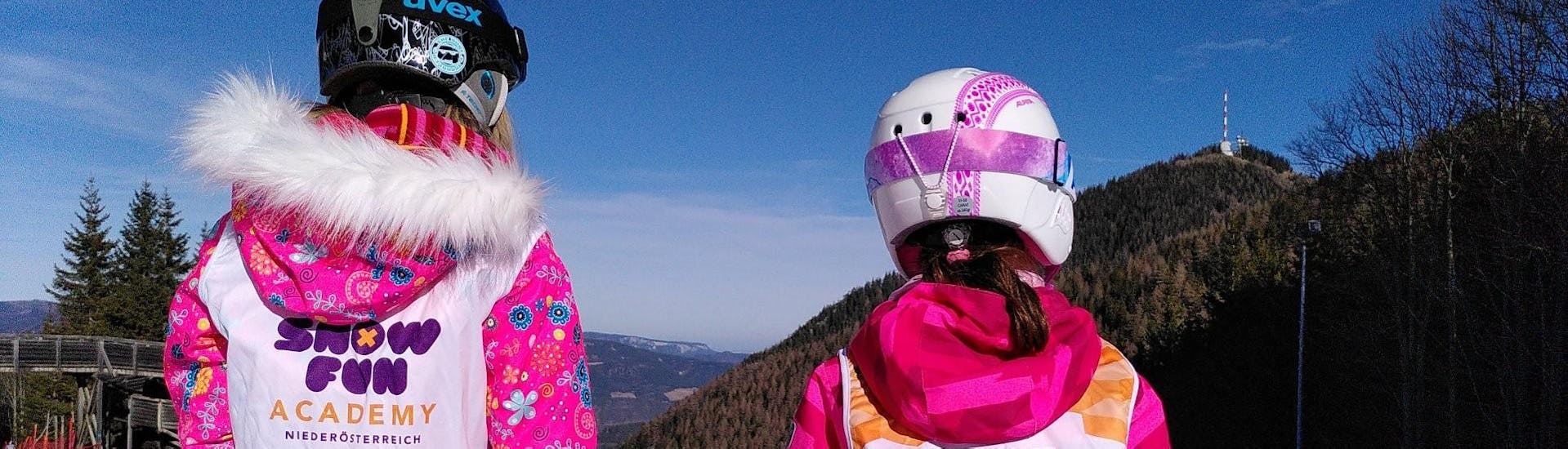 Zwei kleine Mädchen während ihrem Privaten Kinder-Skikurs für alle Levels.