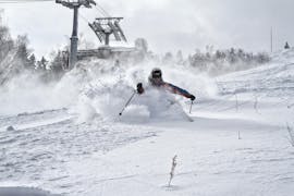 Ein Erwachsener genießt den Pulverschnee während seinem Privaten Skikurs für Erwachsene aller Levels mit Schneesportschule Zauberberg Semmering.