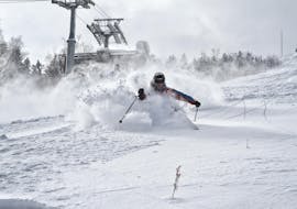Privater Skikurs für Erwachsene mit Erfahrung mit Schneesportschule Zauberberg Semmering Ein Erwachsener genießt den Pulverschnee während seinem Privaten Skikurs für Erwachsene aller Levels mit Schneesportschule Zauberberg Semmering.