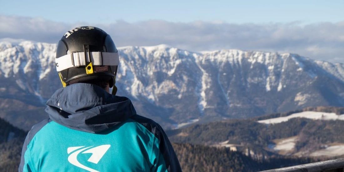 Ein Skifahrer genießt den Ausblick während dem Privaten Skikurs für Erwachsene aller Levels.