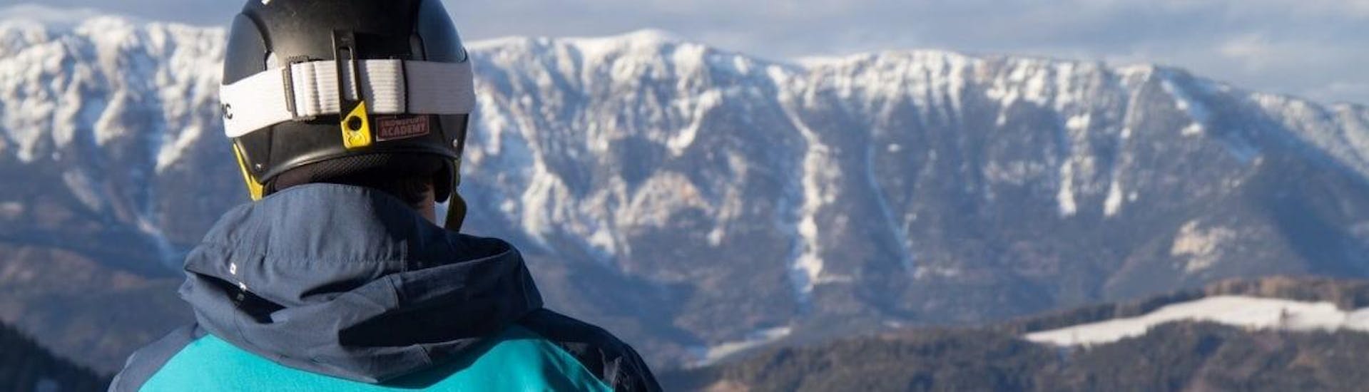 Privater Skikurs für Erwachsene mit Erfahrung Ein Skifahrer genießt den Ausblick während dem Privaten Skikurs für Erwachsene mit Erfahrung.