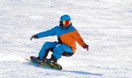 Ein Snowboarder genießt eine Abfahrt bei seinem Privaten Snowboardkurs für Kinder & Erwachsene aller Levels mit Schneesportschule Zauberberg Semmering.