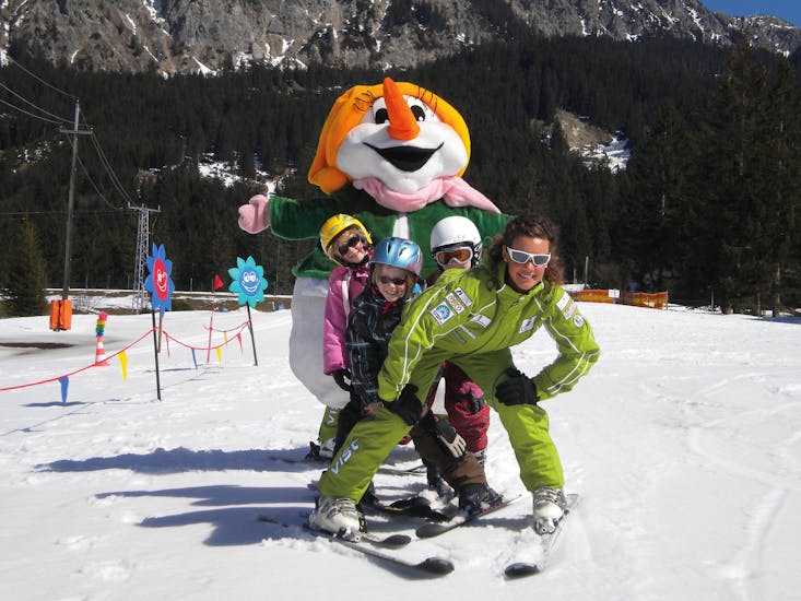 Kinderen vermaken zich tijdens skilessen voor alle niveaus van een halve dag bij skischoolclub Alpin in Grän.