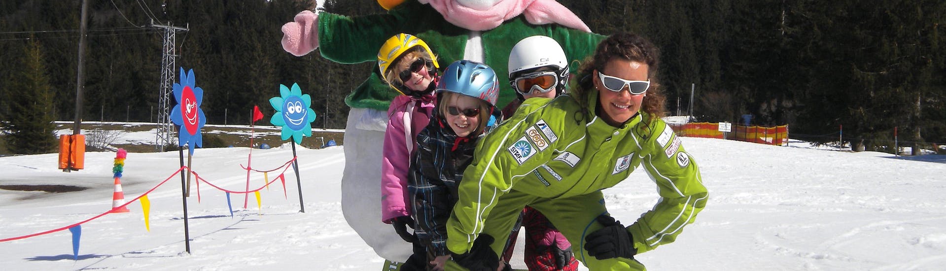 Children are having fun during skis ski lessons for all levels half day with ski school club Alpin in Grän.