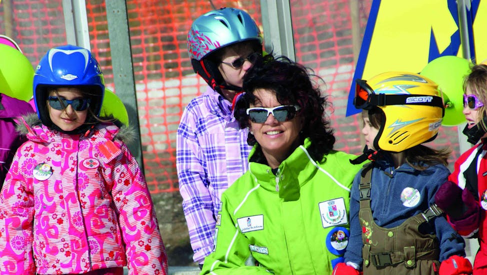 Zwei Kinder warten auf den Beginn ihres Kinderskikurses für alle Niveaus mit der Skischule Club Alpin in Grän.