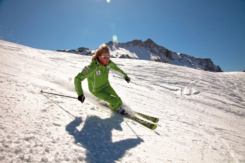 Een skiër gaat de piste af tijdens skilessen voor volwassenen in kleine groepen bij skischool Club Alpin in Grän.