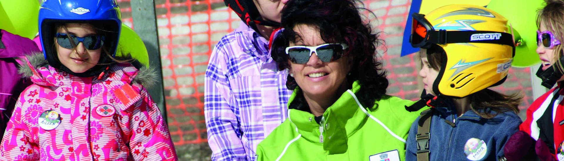 Twee kinderen ontspannen na privé skilessen voor kinderen bij skischool Club Alpin in Grän.