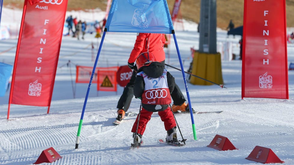 Ein kleines Kind übt im Skigebiet Cortina d'Ampezzo, im Rahmen des Angebots Kinder Skikurs "Smart" (4-12 Jahre) - Mit Vorkenntnissen der Skischule Scuola Sci Cortina, seine Skitechnik.