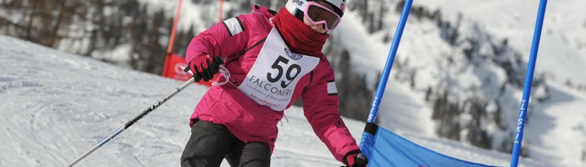 Kinderen en skileraar voor een van de prachtige bergen van Cortina tijdens een van de Kinderskilessen (5-15 j.) voor Gevorderden.