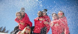 Un gruppo di adulti si diverte sulla neve dopo aver imparato a sciare durante Lezioni di sci per adulti - Senza Esperienza della scuola di sci Scuola Sci Cortina.