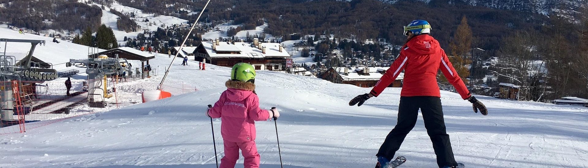 Bambino e maestro di sci a Cortina durante una delle Lezioni private di sci per bambini per tutti i livelli.