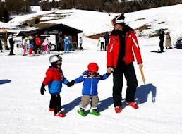 Niño e instructor de esquí en Cortina durante una de las Clases particulares de esquí para niños para todos los niveles.