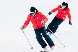 Un instructor de esquí de la escuela de esquí Scuola Sci Cortina y su pupilo durante las Clases particulares de esquí para adultos - Todos los niveles.