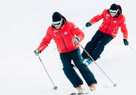 Een skileraar van de skischool Scuola Sci Cortina en zijn leerling tijdens privé skilessen voor volwassenen - alle niveaus.