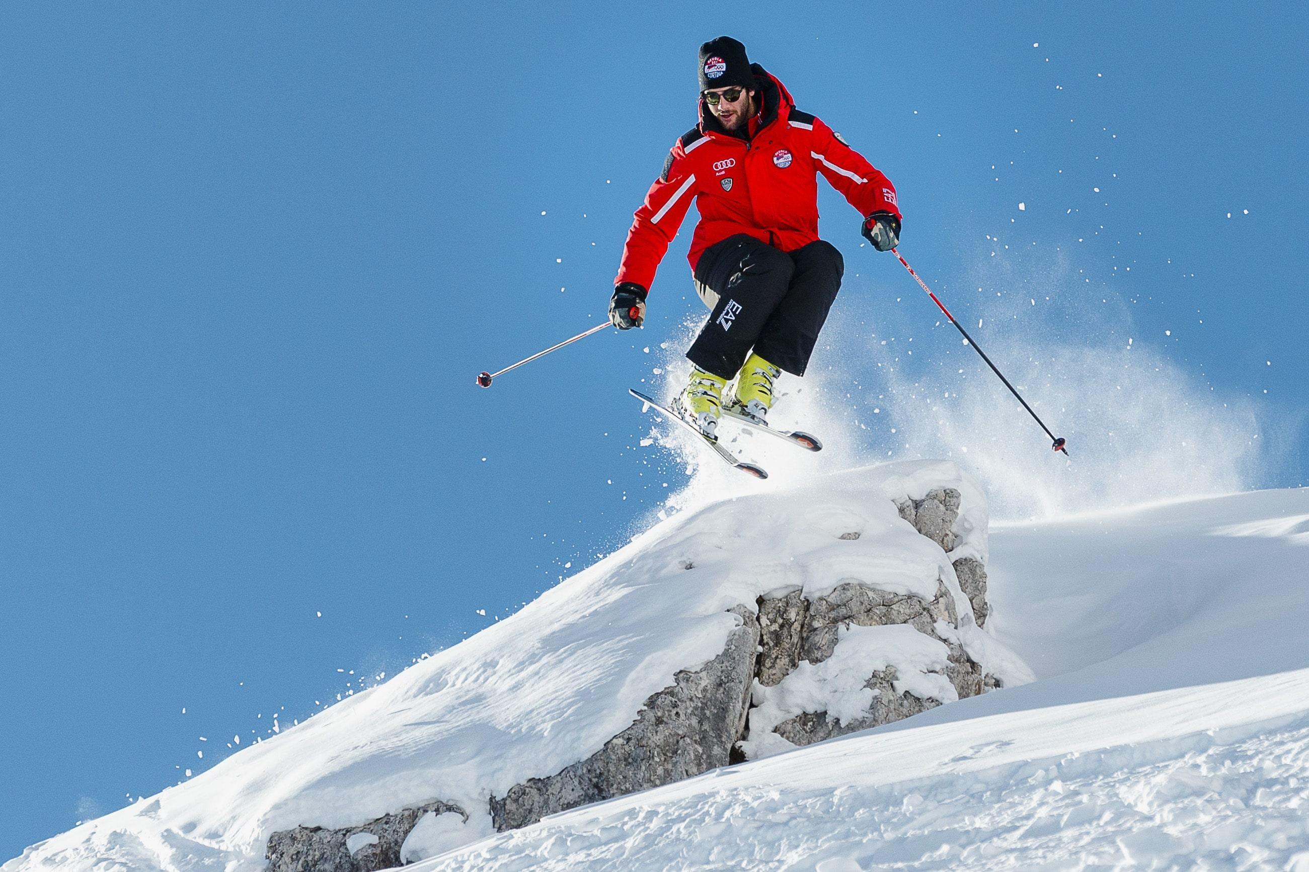 Skiing sport. Лыжники на Горке. Трюки на горных лыжах. Прыжки на горных лыжах. Горные лыжи Freestyle.