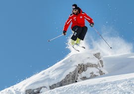 Un maestro di sci della Scuola Sci Cortina dimostra come sciare fuori pista durante Lezioni private di sci freeride e telemark per adulti.