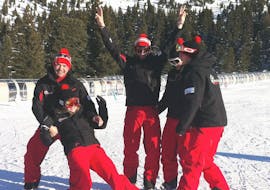 Een groep vrienden viert met hun vriendelijke skileraar van Skischule Arena in Zell am Ziller hun succes op ski's tijdens de Skilessen voor volwassenen - beginners.