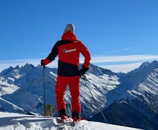 Pendant les cours de ski particuliers pour adultes - tous niveaux, un moniteur de ski de l'école de ski Skischule Arena à Zell am Ziller observe les progrès de son élève.