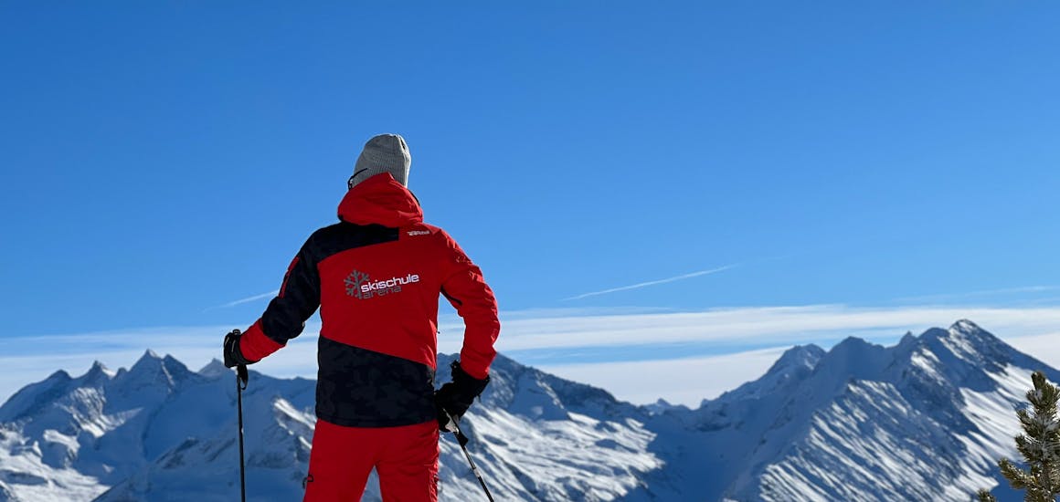 Im Rahmen des Angebots Privater Skikurs für Erwachsene - Alle Levels beobachtet ein Skilehrer der Skischule Arena in Zell am Ziller die Skifortschritte seines Schüler.
