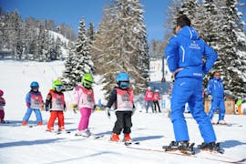 Lezioni di sci per bambini (3-14 a.) - Principianti Assoluti della scuola di sci Folgarida Dimaro Ski School si stanno svolgendo, i bambini si allenano sulle piste della Val di Sole.