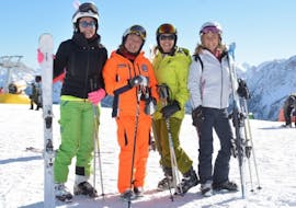 Skifahrer auf der Piste mit einem Skilehrer während eines Skikurses für Erwachsene für alle Levels in San Vigilio. 