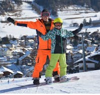 L'istruttore di snowboard e il partecipante sono pronti per iniziare una delle lezioni di snowboard per bambini e adulti di tutti i livelli con Sporting al Plan