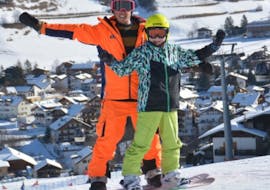 L'istruttore di snowboard e il partecipante sono pronti per iniziare una delle lezioni di snowboard per bambini e adulti di tutti i livelli con Sporting al Plan