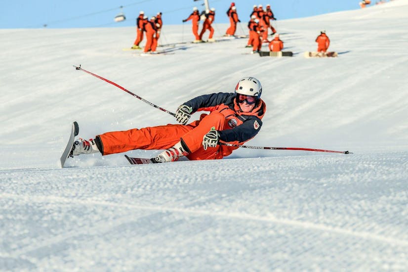 Un maestro di sci si allena duramente prima di una delle lezioni private di sci per adulti (da 15 anni) di tutti i livelli a San Vigilio.