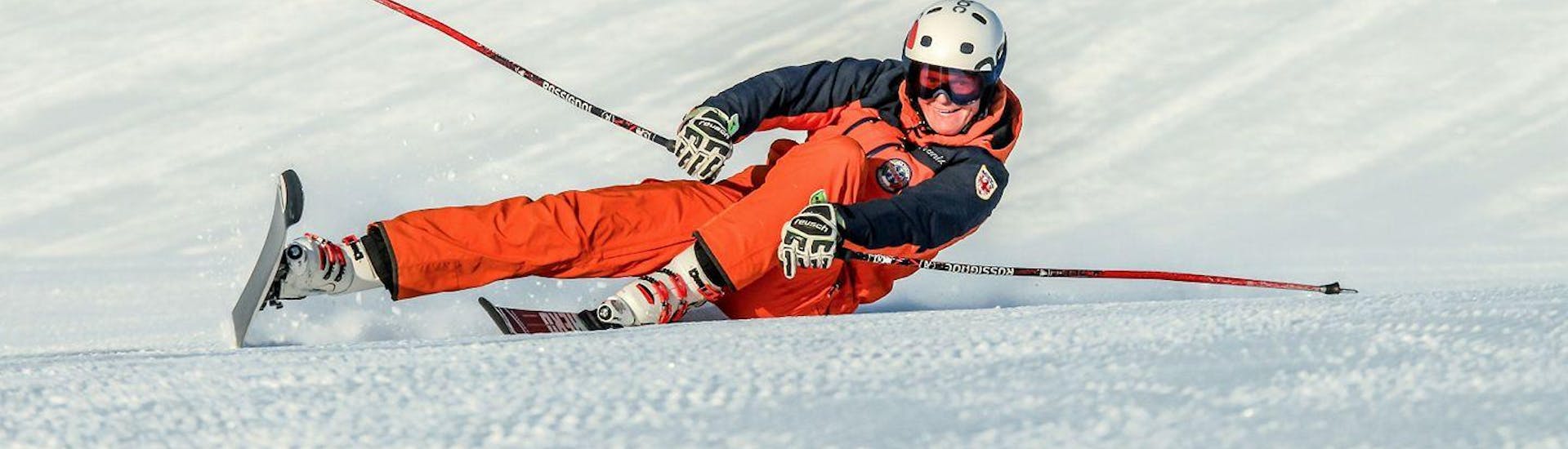 Ein Skilehrer trainiert hart vor einem der privaten Skikurse für Erwachsene (ab 15 J.) aller Levels in San Vigilio.