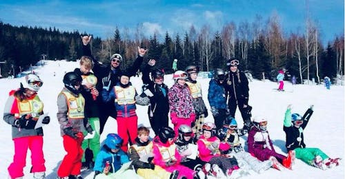 Kinder-Skikurs (6-12 J.) für Anfänger mit Ski School VIP Spindlermühle Eine fröhliche Gruppe von Skifahrern beim Kinder-skikurs (6-12 J.) für Anfänger mit der Skischule VIP Špindlerův Mlýn.