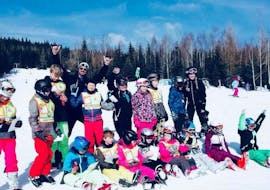 Eine fröhliche Gruppe von Skifahrern beim Kinder-skikurs (6-12 J.) für Anfänger mit der Skischule VIP Špindlerův Mlýn.