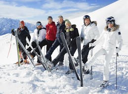 Een blije groep skiërs tijdens de volwassenenskilessen voor alle niveaus bij Skischool VIP Špindlerův Mlýn.