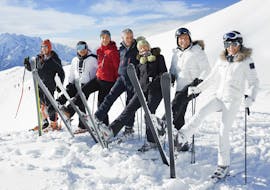 Eine fröhliche Gruppe von Skifahrern während des Skikurses für Erwachsene für alle Stufen mit der Skischule VIP Špindlerův Mlýn.