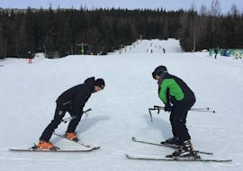 Twee skiërs oefenen tijdens privé-skilessen voor volwassenen van alle niveaus bij Skischool VIP Špindlerův Mlýn.