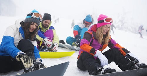 adult-snowboarding-lessons-for-all-levels-ski-school-vip-spindlermühle-cover A group of snowboarders during their Adult Snowboarding Lessons for All Levels with Ski School VIP Spindlermühle.