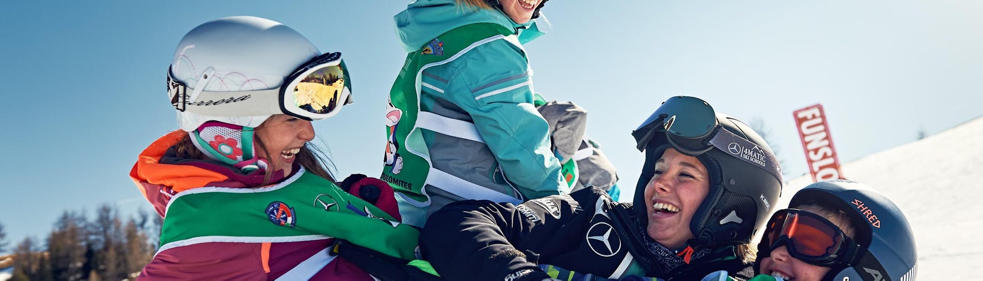 Kinder haben Spaß in La Villa während eines privaten Skikurses für Kinder aller Stufen.