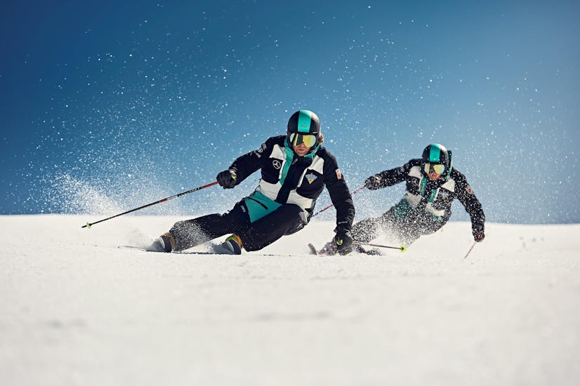 Ski-instructeurs op de pistes van La Villa tijdens een van de Privé Skilessen voor Volwassenen van Alle Niveaus.